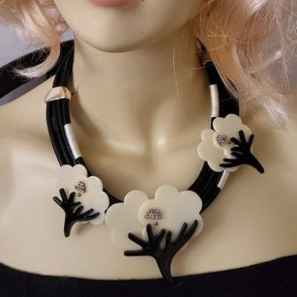 Designer necklace New in Box - Picture 4 of 9